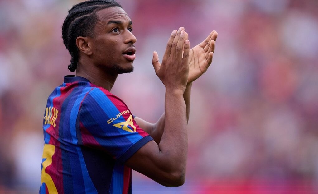 Alejandro Balde avec le maillot du Barça pendant un match.