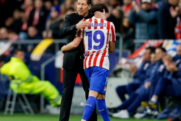 Diego Simeone s’exprime en conférence de presse sur l’avenir de Julián Álvarez à l’Atlético de Madrid.