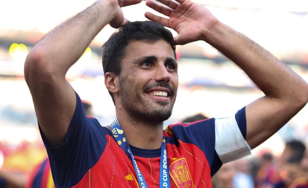 Rodri répond aux journalistes à l’aéroport lors de son arrivée à Barcelone.