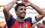 Rodri répond aux journalistes à l’aéroport lors de son arrivée à Barcelone.