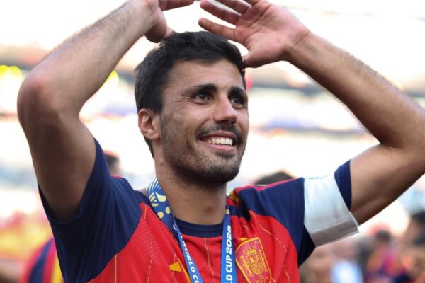 Rodri répond aux journalistes à l’aéroport lors de son arrivée à Barcelone.