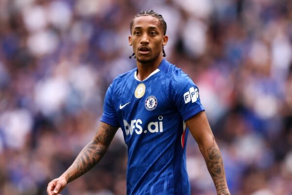 João Pedro sous le maillot de Chelsea, où l’attaquant brésilien doit signer un nouveau contrat.