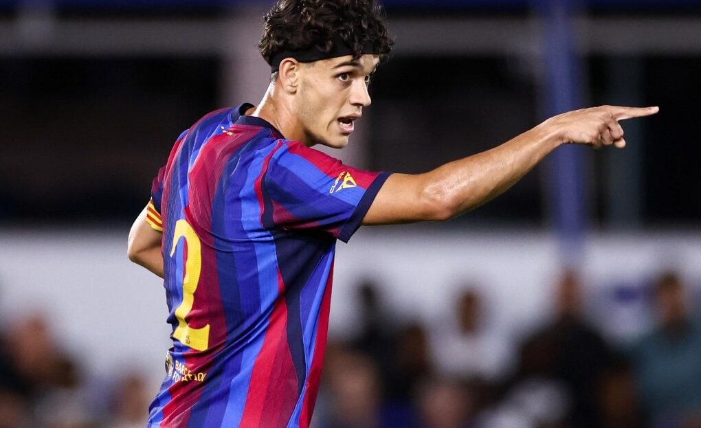 Héctor Fort porte le maillot du Barça.