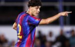 Héctor Fort porte le maillot du Barça.