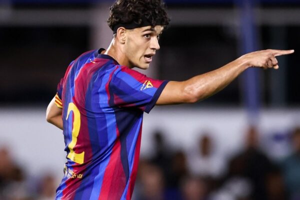 Héctor Fort porte le maillot du Barça.