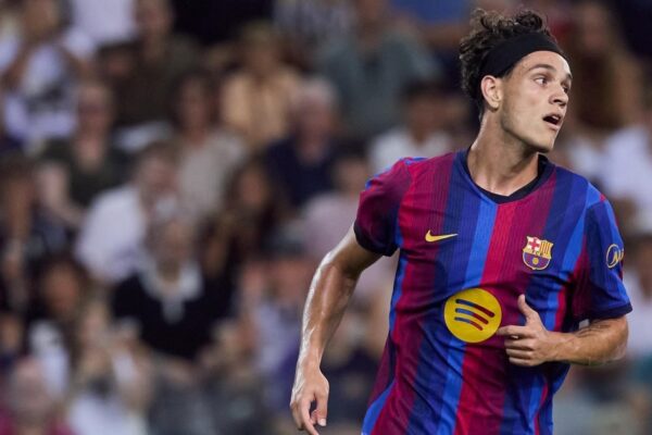 Héctor Fort avec le maillot du FC Barcelone.