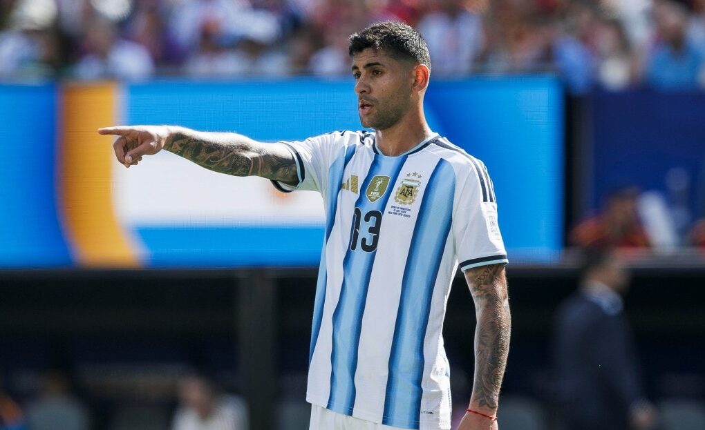 Cristian Romero avec le maillot de Tottenham sur la pelouse.