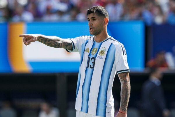 Cristian Romero avec le maillot de Tottenham sur la pelouse.