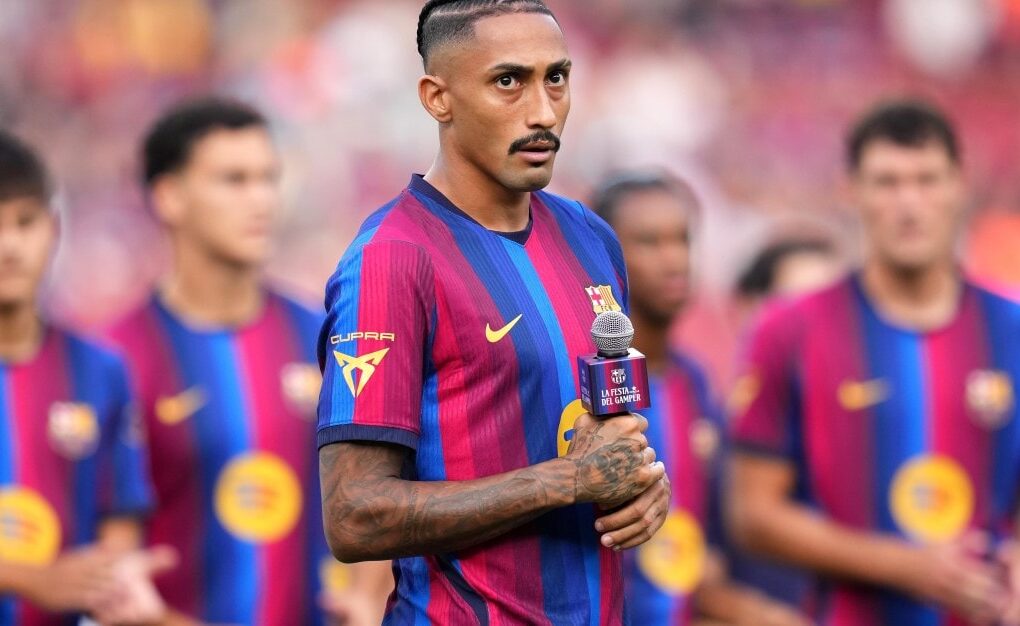 Raphinha s’adresse au public du Camp Nou avec le brassard de capitaine du Barça.