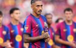 Raphinha s’adresse au public du Camp Nou avec le brassard de capitaine du Barça.
