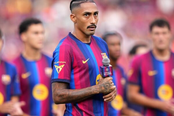 Raphinha s’adresse au public du Camp Nou avec le brassard de capitaine du Barça.