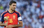 Rodri sous le maillot de Manchester City sur la pelouse.
