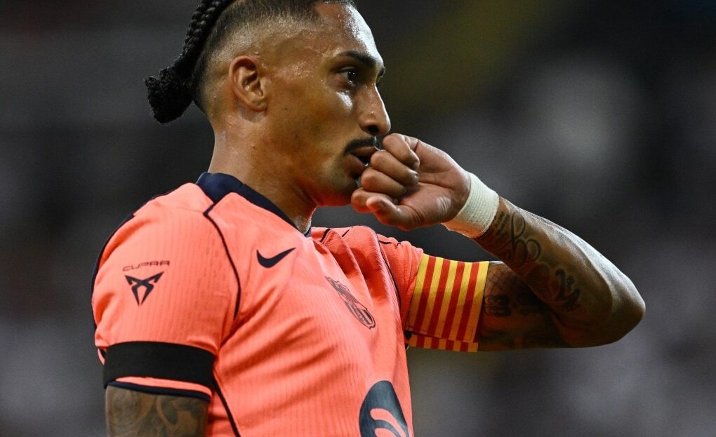 Raphinha portant le brassard de capitaine du FC Barcelone sur le terrain.