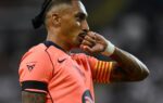 Raphinha portant le brassard de capitaine du FC Barcelone sur le terrain.