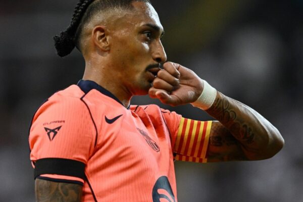 Raphinha portant le brassard de capitaine du FC Barcelone sur le terrain.