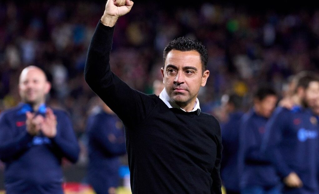 Xavi Hernández, ancien entraîneur du FC Barcelone, au bord d’un terrain.