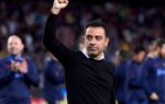 Xavi Hernández, ancien entraîneur du FC Barcelone, au bord d’un terrain.