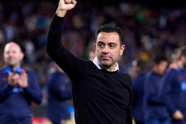 Xavi Hernández, ancien entraîneur du FC Barcelone, au bord d’un terrain.
