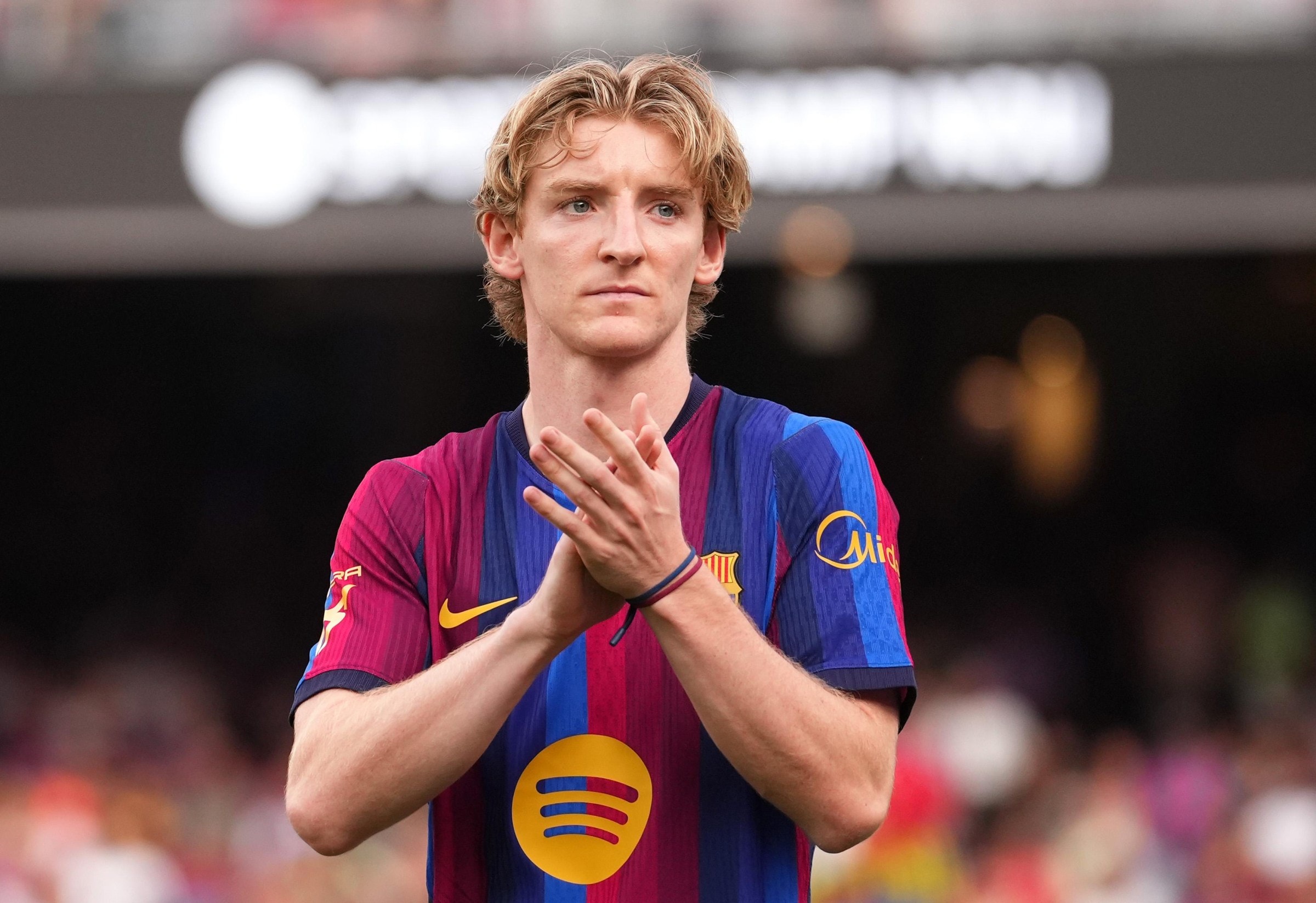 BARCELONA, SPAIN - AUGUST 19: Anthony Gordon of FC Barcelona acknowledges the fans as he is introduced before the Joan Gamper Trophy match between FC Barcelona and Al Ahly SC at Spotify Camp Nou on August 19, 2026 in Barcelona, Spain. (Photo by Alex Caparros/Getty Images)