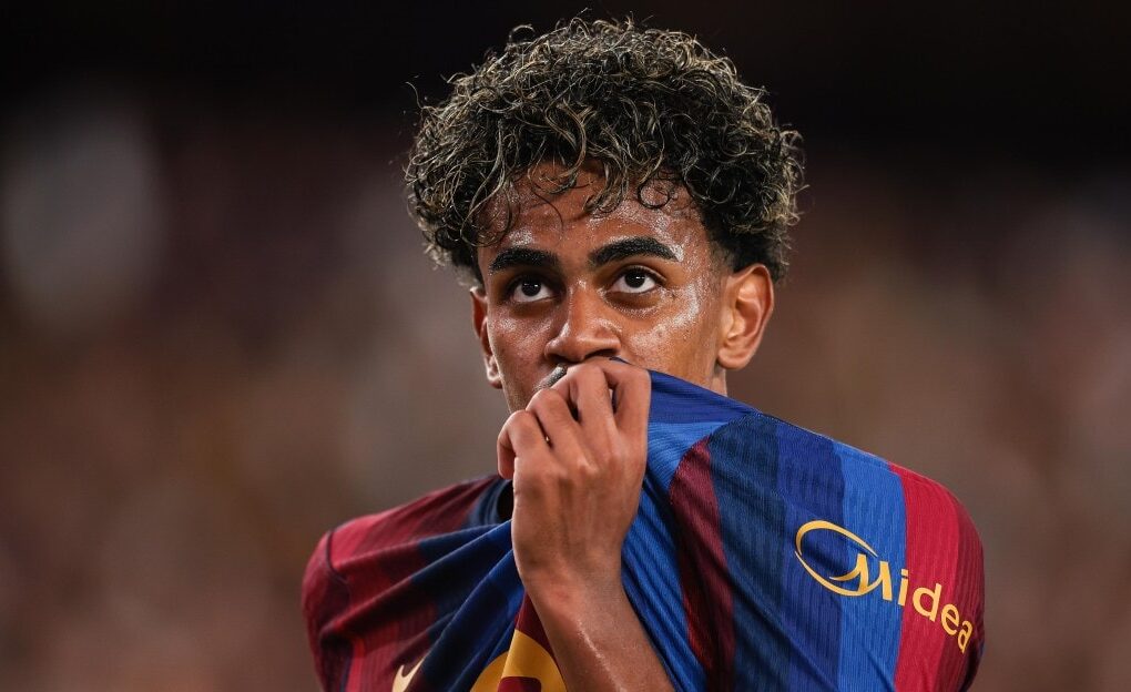 Lamine Yamal frappe du pied gauche face au Rayo au Camp Nou.