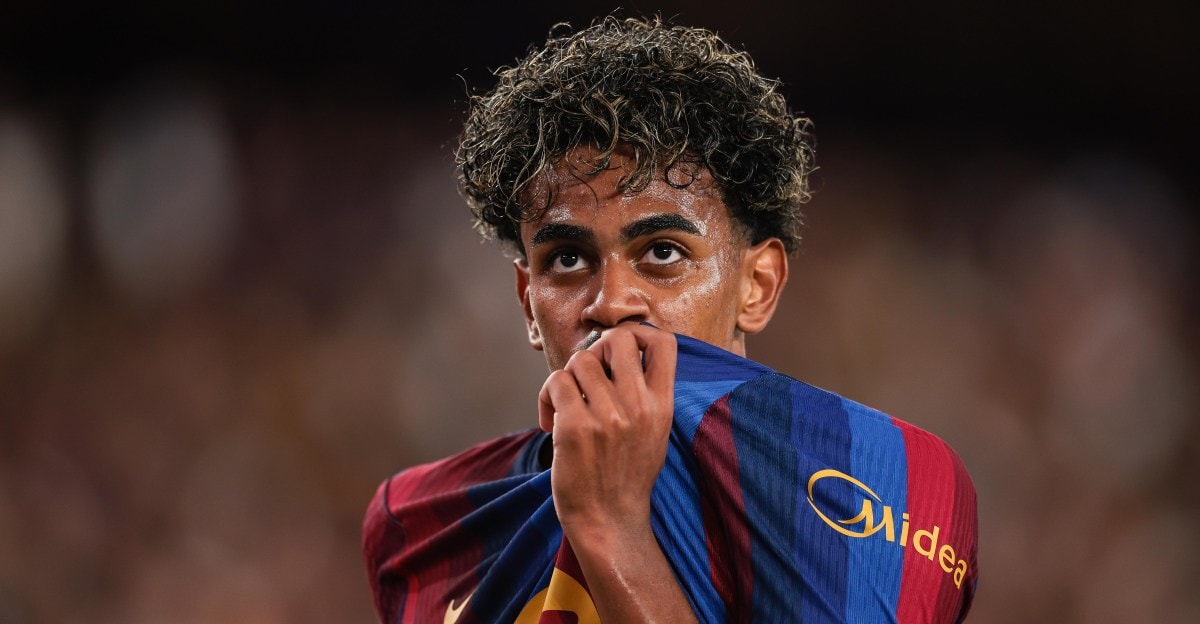 Lamine Yamal frappe du pied gauche face au Rayo au Camp Nou.