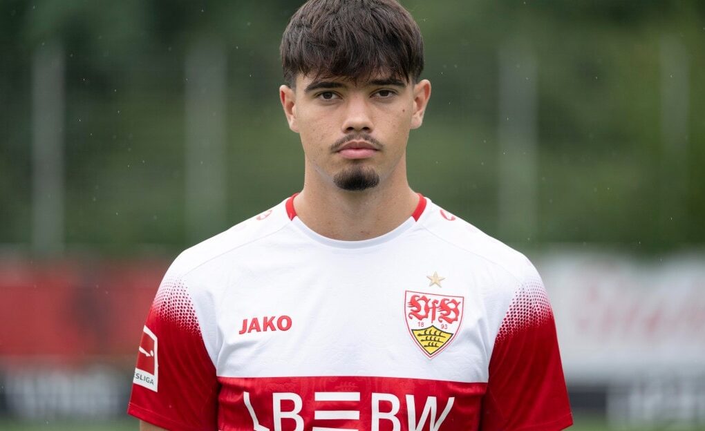 Mirza Ćatović avec le VfB Stuttgart lors de la photo d’équipe organisée au centre du club.