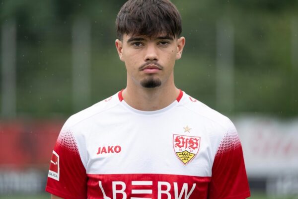 Mirza Ćatović avec le VfB Stuttgart lors de la photo d’équipe organisée au centre du club.