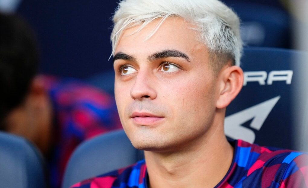 Aperçu supposé du maillot domicile du Barça pour la saison 2027-2028, avec de fines rayures verticales.