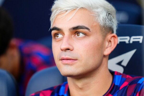 Aperçu supposé du maillot domicile du Barça pour la saison 2027-2028, avec de fines rayures verticales.