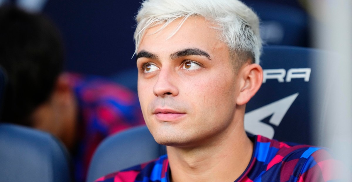Aperçu supposé du maillot domicile du Barça pour la saison 2027-2028, avec de fines rayures verticales.