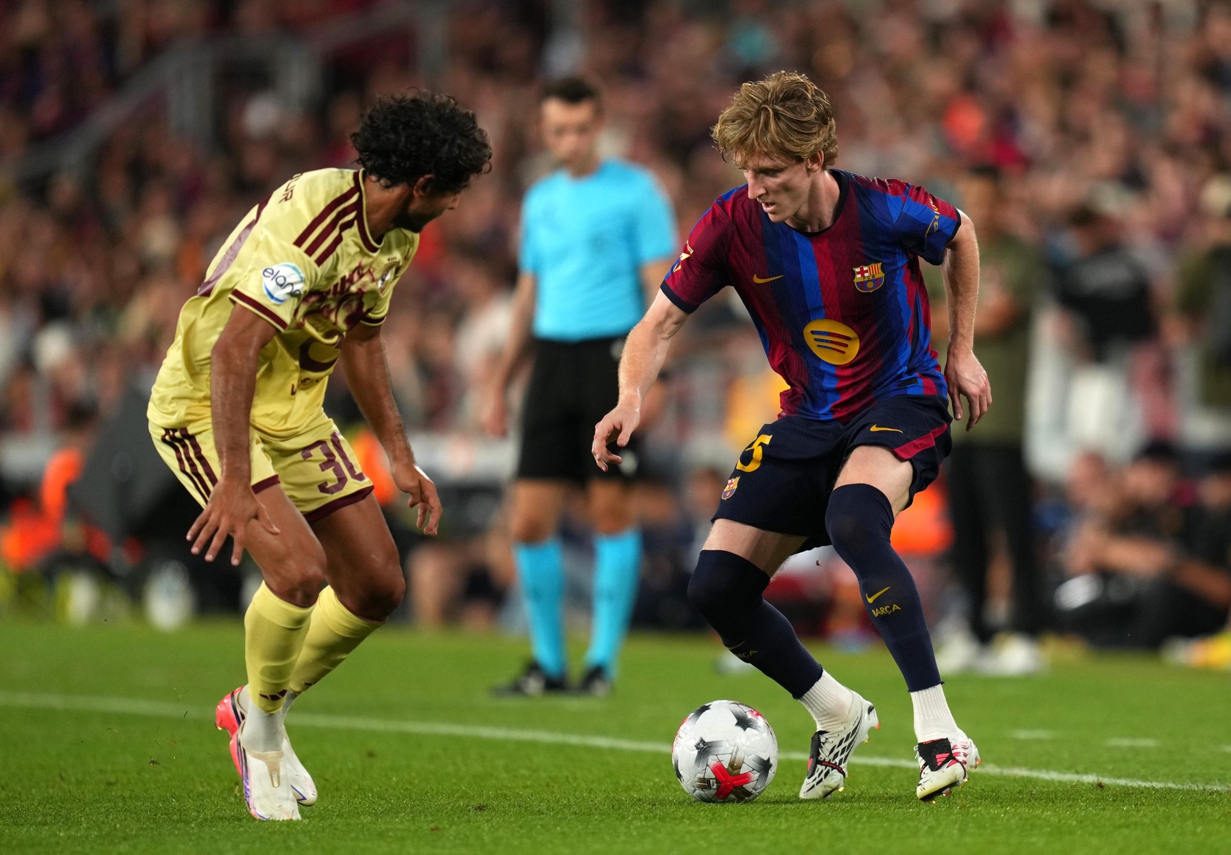 BARCELONA, SPAIN - AUGUST 19: Anthony Gordon of FC Barcelona runs with the ball under pressure from Mohamed Hany of Al Ahly SC during the Joan Gamper Trophy match between FC Barcelona and Al Ahly SC at Spotify Camp Nou on August 19, 2026 in Barcelona, Spain. (Photo by Alex Caparros/Getty Images)