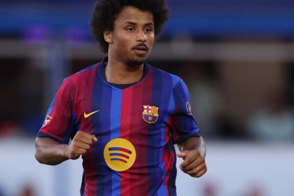 Karim Adeyemi en action avec le Barça face à Birmingham City lors de ses débuts en présaison.