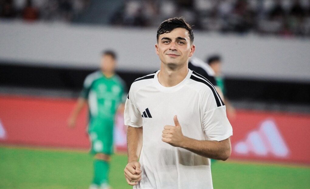 Pedri s'entraînant seul sur la pelouse dans le cadre de sa reprise avec le Barça.