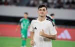 Pedri s'entraînant seul sur la pelouse dans le cadre de sa reprise avec le Barça.