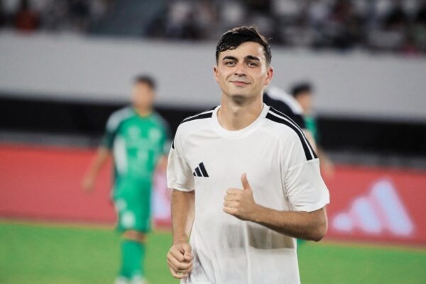 Pedri s'entraînant seul sur la pelouse dans le cadre de sa reprise avec le Barça.