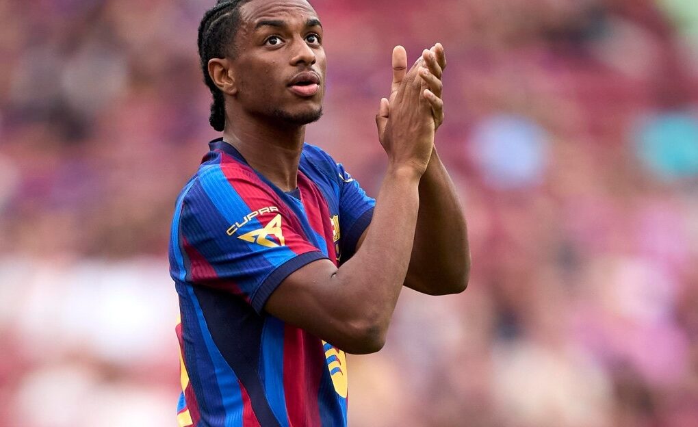 Alejandro Balde sous le maillot du FC Barcelone sur la pelouse.