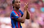 Alejandro Balde sous le maillot du FC Barcelone sur la pelouse.