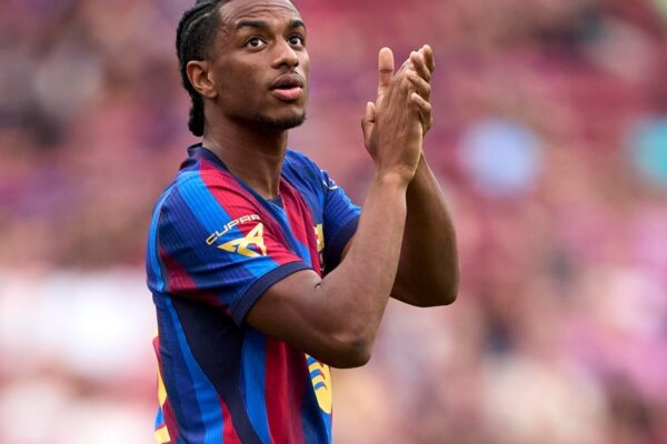 Alejandro Balde sous le maillot du FC Barcelone sur la pelouse.