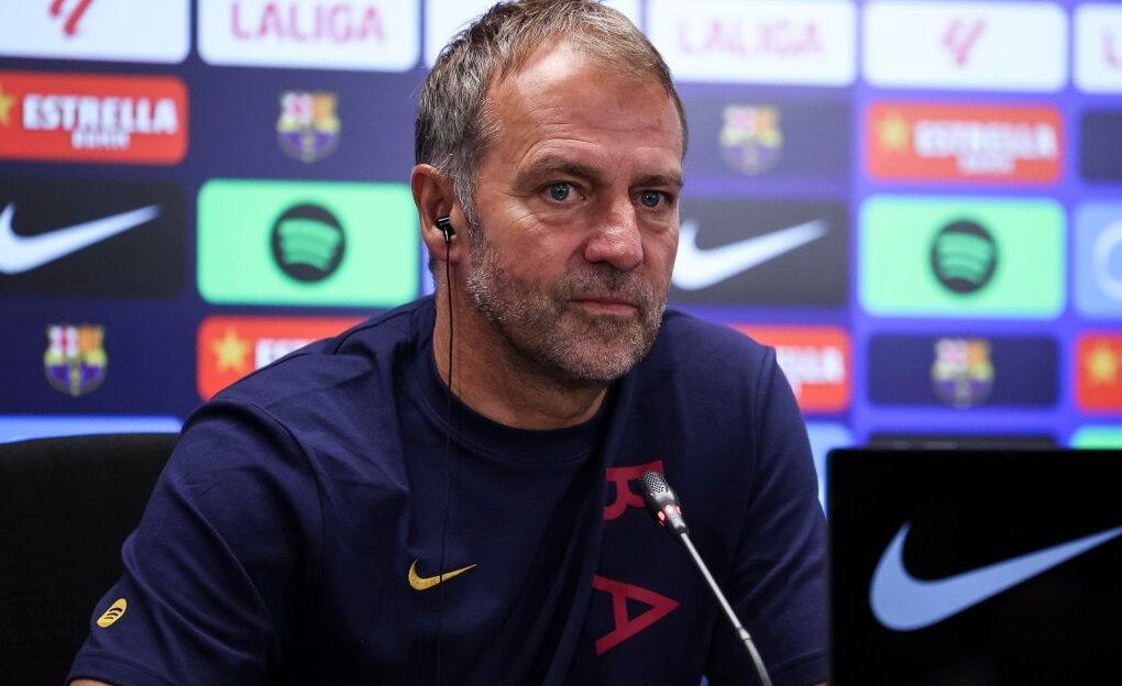 Hansi Flick répond aux journalistes lors d’une conférence de presse du FC Barcelone.
