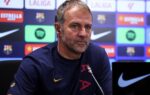 Hansi Flick répond aux journalistes lors d’une conférence de presse du FC Barcelone.