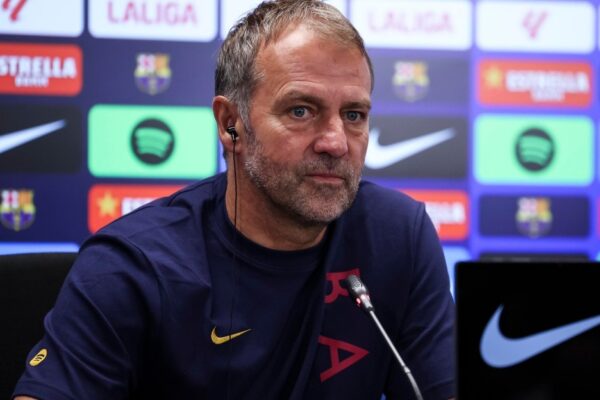 Hansi Flick répond aux journalistes lors d’une conférence de presse du FC Barcelone.