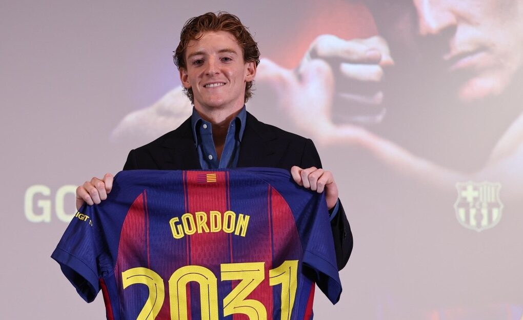Anthony Gordon s'entraîne individuellement avec le Barça lors de sa première séance.