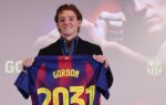Anthony Gordon s'entraîne individuellement avec le Barça lors de sa première séance.
