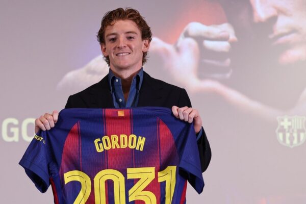 Anthony Gordon s'entraîne individuellement avec le Barça lors de sa première séance.