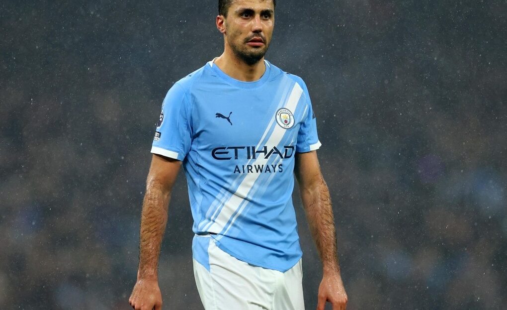 Rodri avec le maillot de Manchester City sur un terrain de football.