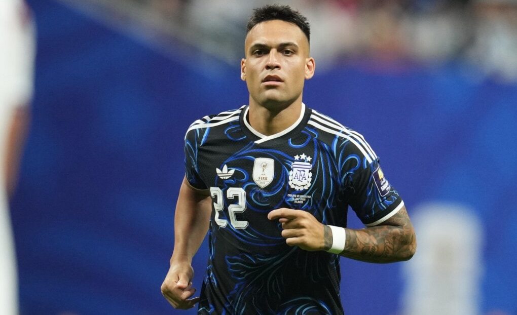 Lautaro Martínez avec le maillot de l’Inter sur un terrain de football.