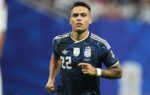 Lautaro Martínez avec le maillot de l’Inter sur un terrain de football.