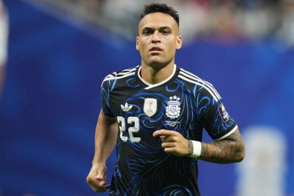Lautaro Martínez avec le maillot de l’Inter sur un terrain de football.