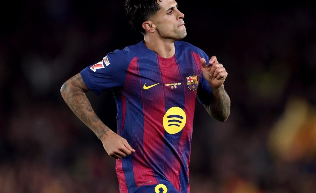 João Cancelo portant les couleurs du Barça et regardant vers le ciel.