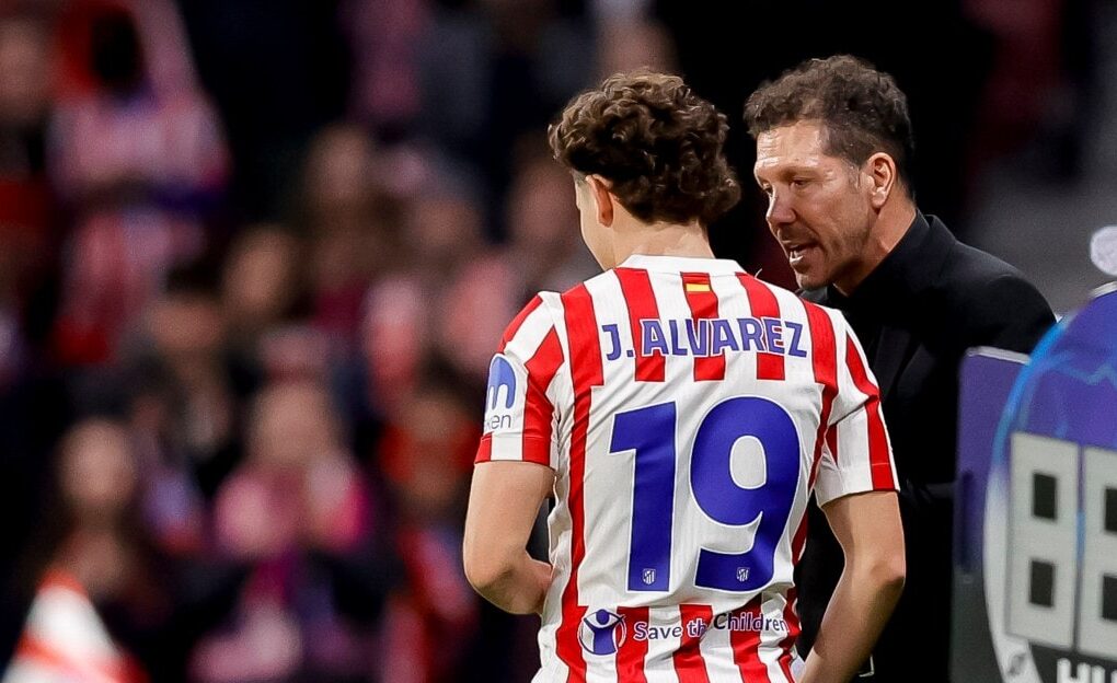 Diego Simeone aux côtés de Julián Álvarez avec l’Atlético de Madrid.